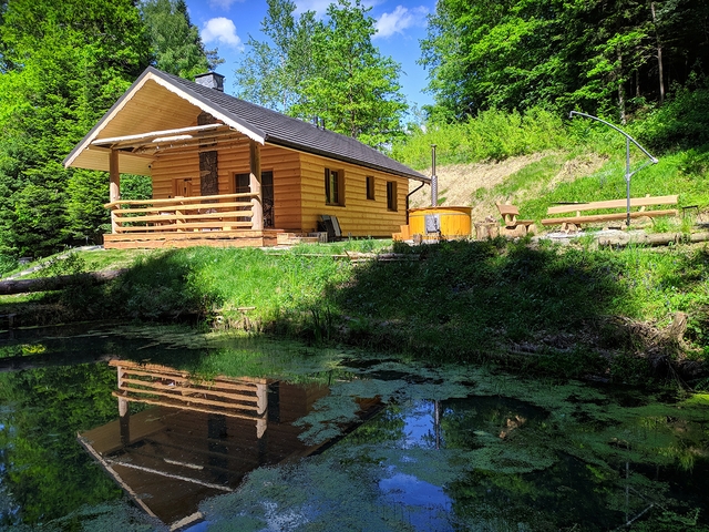 Widok domku od strony górnego stawu.