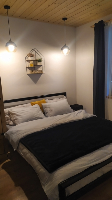 Sypialnia z podwójnym łóżkiem.