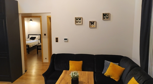 Widok z salonu w kierunku sypialni nr 2.