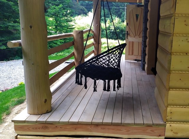 Bieszczady - Domek nad stawem - huśtawka na tarasie.