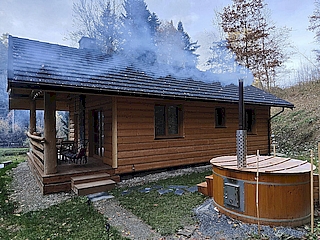 Bieszczady - Domek nad stawem - zdjęcia zimową porą.